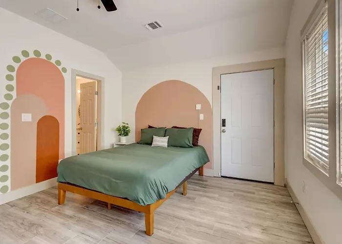 The Retro Retreat - Close To Downtown, Fort Sam